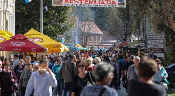 13.10.2019., Hrvatska Kostajnica - Predsjednicki kandidat SDP-a, Zoran Milanovic obisao je sa suradnicima Kestenijadu u Hrvatskoj Kostajnici.rPhoto: Jurica Galoic/PIXSELL