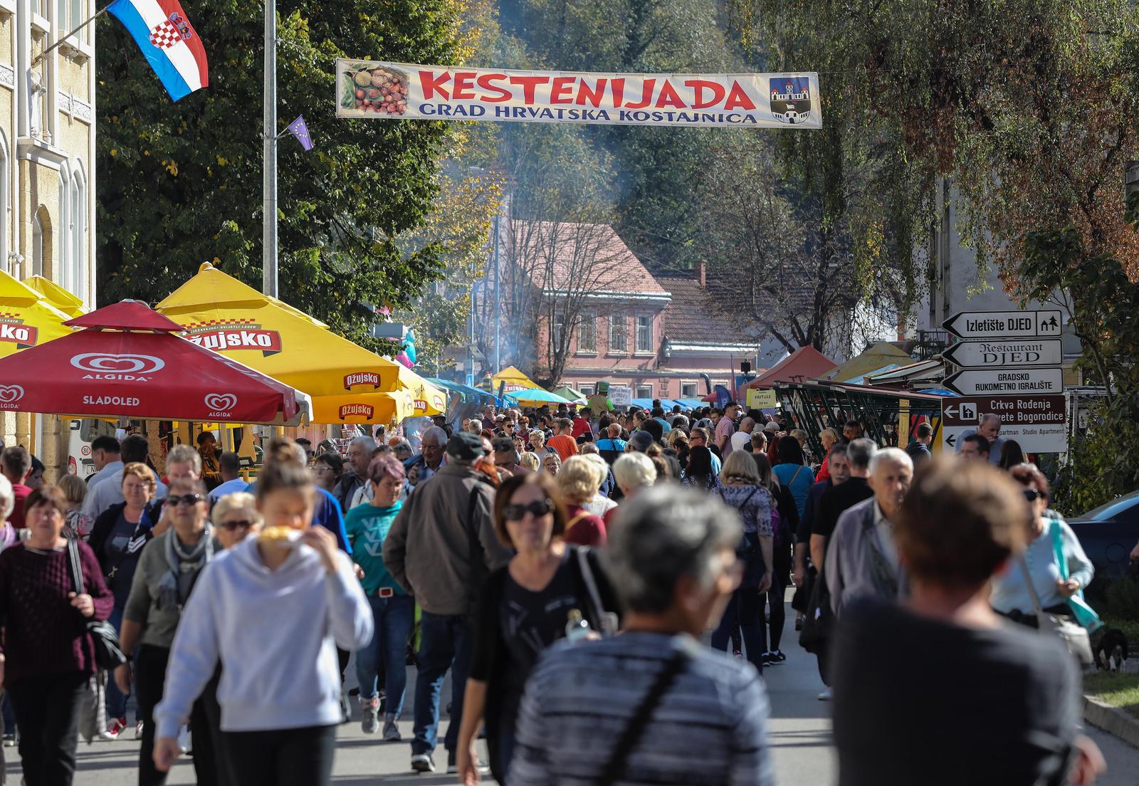 13.10.2019., Hrvatska Kostajnica - Predsjednicki kandidat SDP-a, Zoran Milanovic obisao je sa suradnicima Kestenijadu u Hrvatskoj Kostajnici.rPhoto: Jurica Galoic/PIXSELL