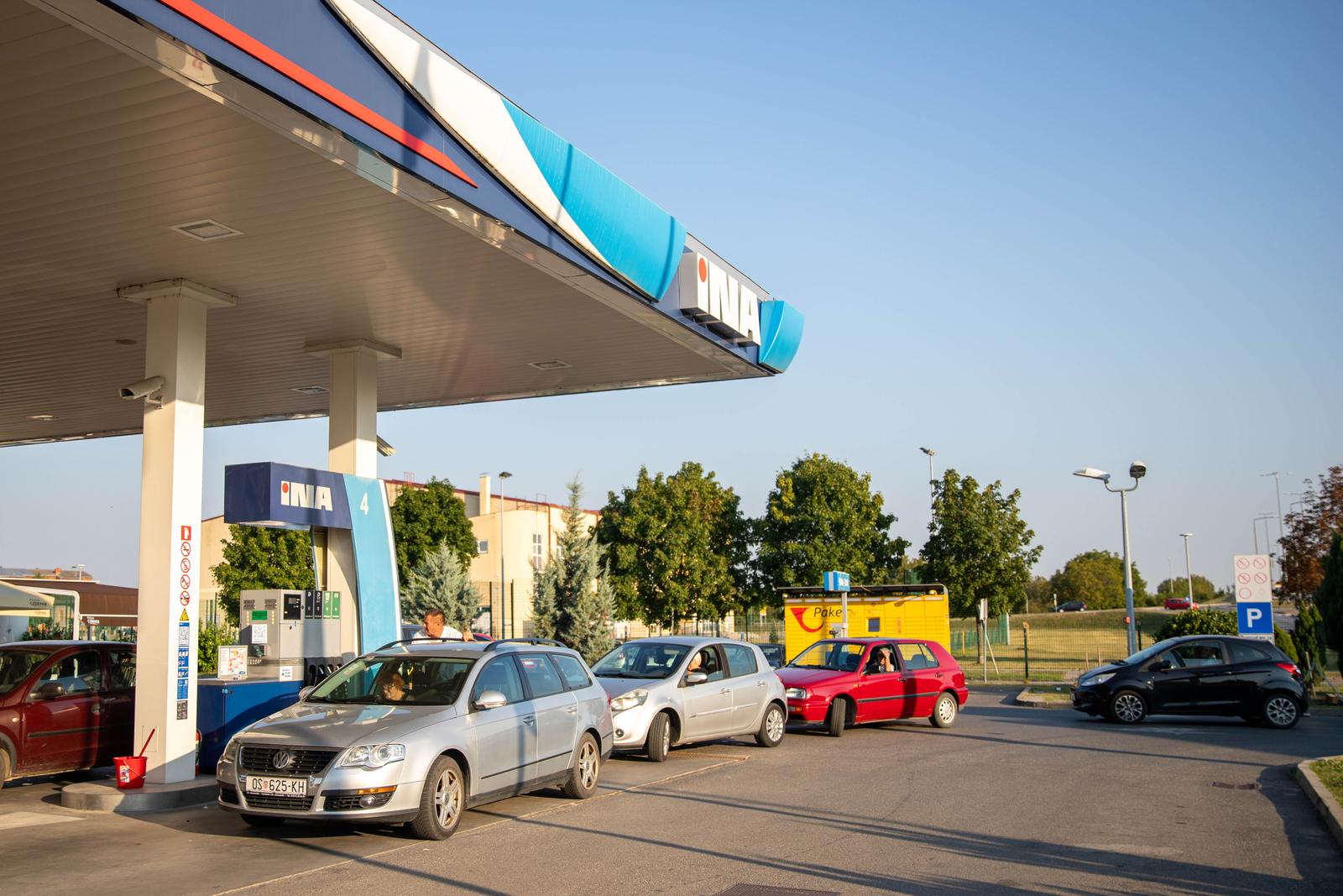 14.08.2023., Osijek - Guzve na benzinskim postajama, radi poskupljenja goriva Photo: Borna Jaksic/PIXSELL