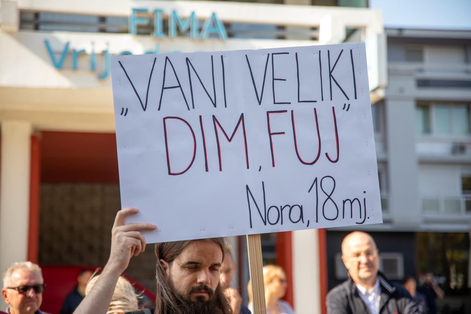 12.10.2022.,  Osijek - Za zdravlje nas i nase djece, prosvjed protiv tvornice Drava International koja je izgorila u požaru. 
Gradani Osijeka i okolice odlucili su se za prosvjed na Trgu Slobode  i tako iskazati svoje nezadovoljstvo i misljenje o ekoloskoj katastrofi koja će nas pratiti jos godinama zbog neodgovornog ponašanja pojedinaca Photo: Borna Jaksic/PIXSELL