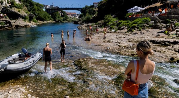 15.07.2023. Mostar -  Ekstremne vrucine s temperaturama zraka oko 40 stupnjeva danas su otezavale zivot u gradu na Neretvi. Brojni turisti ali i gradjani Mostara spas od vrucina su potrazili u Neretvi, jednoj od najhladnijih rijeka na svijetu cija temperatura rijetko predje 10 stupnjeva Celzijusa. 


 Photo: Denis Kapetanovic/PIXSELL