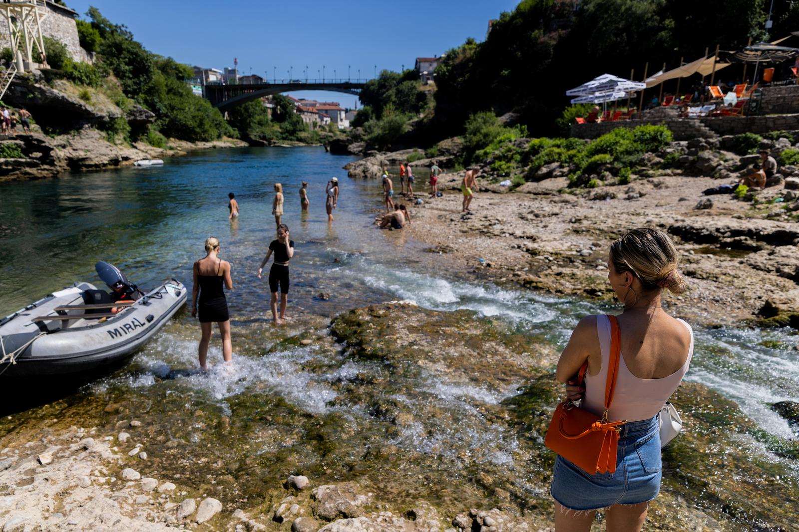 15.07.2023. Mostar -  Ekstremne vrucine s temperaturama zraka oko 40 stupnjeva danas su otezavale zivot u gradu na Neretvi. Brojni turisti ali i gradjani Mostara spas od vrucina su potrazili u Neretvi, jednoj od najhladnijih rijeka na svijetu cija temperatura rijetko predje 10 stupnjeva Celzijusa. 


 Photo: Denis Kapetanovic/PIXSELL