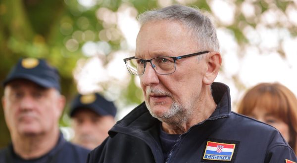 15.09.2023., Slunj - Potpredsjednik Vlade i ministar unutarnjih poslova RH Davor Bozinovic 
obisao je policijske sluzbenike koji rade na zastiti drzavne granice i suzbijanju nezakonitih migracija uz podrucje granicne crte s Bosnom i Hercegovinom. Izjave za medije nakon sastanka sa gradonacenicom Slunja i Karlovackom zupanicom. Davor Bozinovic. Photo: Luka Stanzl/PIXSELL
