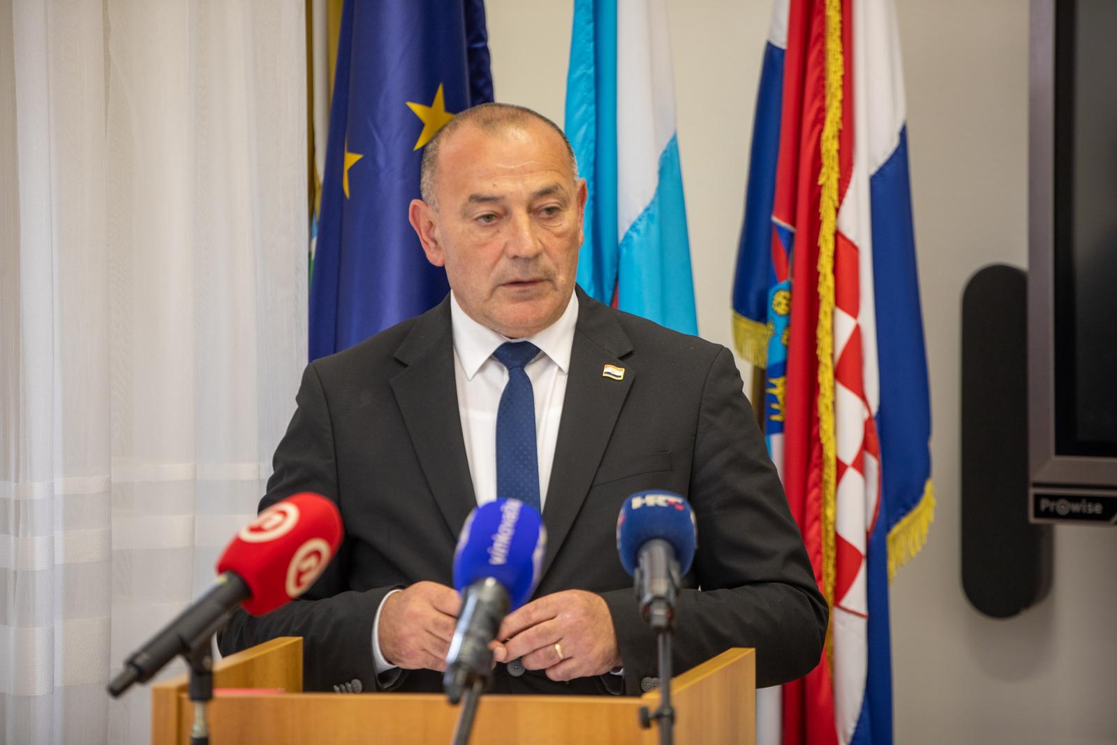 13.10.2023., Vukovar - u organizaciji Ministarstva hrvatskih branitelja odrzala se zavrsna identifikacija posmrtnih ostataka nestalih osoba u Domovinskom ratu u Nacionalnoj memorijalnoj bolnici "Dr. Juraj Njavro". Tomo Medved, potpredsjednik Vlade i ministar branitelja Photo: Borna jaksic/PIXSELL