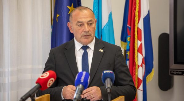 13.10.2023., Vukovar - u organizaciji Ministarstva hrvatskih branitelja odrzala se zavrsna identifikacija posmrtnih ostataka nestalih osoba u Domovinskom ratu u Nacionalnoj memorijalnoj bolnici "Dr. Juraj Njavro". Tomo Medved, potpredsjednik Vlade i ministar branitelja Photo: Borna jaksic/PIXSELL