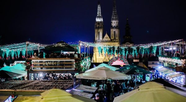 16.12.2022., Zagreb - Gornji grad. Bas nas Advent. Iako je najavljeni koncert "Vatre" odgodjen veceras je mnogo ljudi posjetilo atraktivan advent na Gornjem gradu. Photo: Sanjin Strukic/PIXSELL