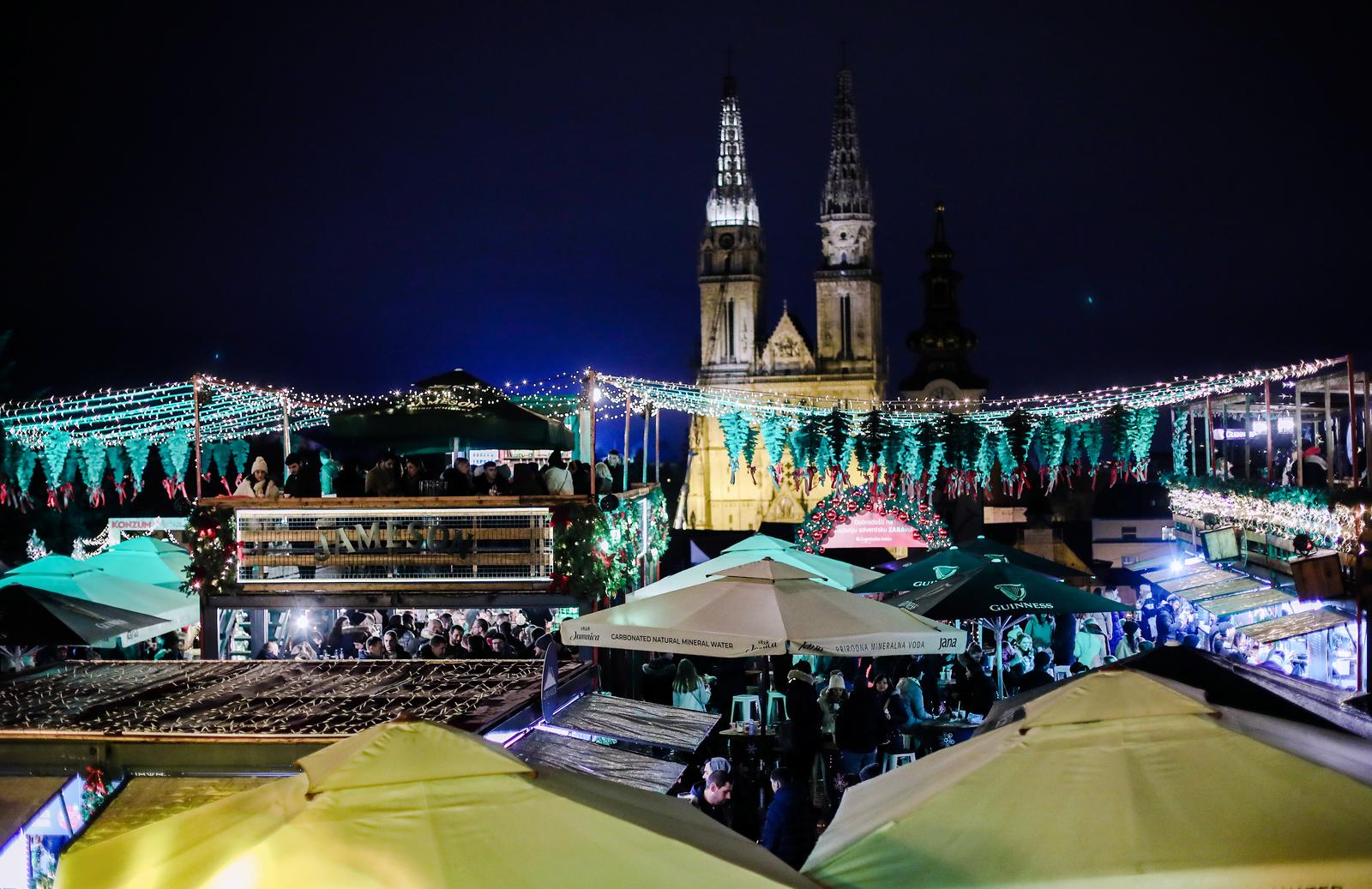 16.12.2022., Zagreb - Gornji grad. Bas nas Advent. Iako je najavljeni koncert "Vatre" odgodjen veceras je mnogo ljudi posjetilo atraktivan advent na Gornjem gradu. Photo: Sanjin Strukic/PIXSELL