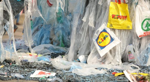 Zagreb: Greenpeace doveo kitove na Jelačićev trg 17.10.2018., Trg bana Josipa Jelacica , Zagreb - Greenpeace je predstavio sestmetarsku umjetnicku instalaciju kako bi ukazali na problem oneciscenja mora plasticnim otpadom. Dvije skulpture od sest odnosno tri metra visine predstavljaju kitove dok izranjaju iz mora prepunog plasticnog otpada, a sve je popraceno zvucnim efektima. Greenpeace ovim performansom zeli potaknuti Ministarstvo zastite okolisa i energetike da se zalozi za ambiciozniju verziju europske Direktive o plastici za jednokratnu upotrebu te njezinu sto brzu provedbu. rPhoto: Luka Stanzl/PIXSELL