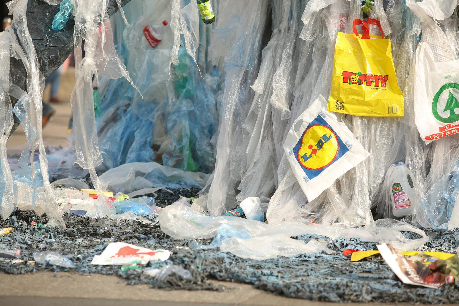 Zagreb: Greenpeace doveo kitove na Jelačićev trg 17.10.2018., Trg bana Josipa Jelacica , Zagreb - Greenpeace je predstavio sestmetarsku umjetnicku instalaciju kako bi ukazali na problem oneciscenja mora plasticnim otpadom. Dvije skulpture od sest odnosno tri metra visine predstavljaju kitove dok izranjaju iz mora prepunog plasticnog otpada, a sve je popraceno zvucnim efektima. Greenpeace ovim performansom zeli potaknuti Ministarstvo zastite okolisa i energetike da se zalozi za ambiciozniju verziju europske Direktive o plastici za jednokratnu upotrebu te njezinu sto brzu provedbu. rPhoto: Luka Stanzl/PIXSELL