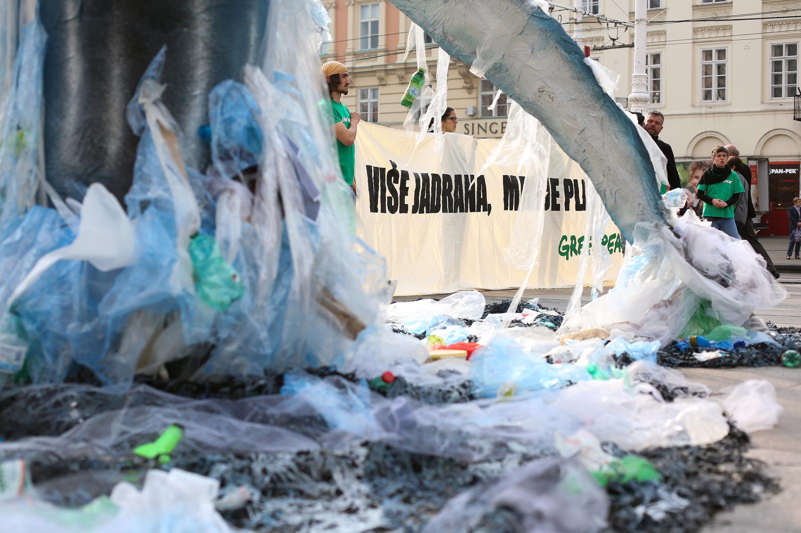 Zagreb: Greenpeace doveo kitove na Jelačićev trg 17.10.2018., Trg bana Josipa Jelacica , Zagreb - Greenpeace je predstavio sestmetarsku umjetnicku instalaciju kako bi ukazali na problem oneciscenja mora plasticnim otpadom. Dvije skulpture od sest odnosno tri metra visine predstavljaju kitove dok izranjaju iz mora prepunog plasticnog otpada, a sve je popraceno zvucnim efektima. Greenpeace ovim performansom zeli potaknuti Ministarstvo zastite okolisa i energetike da se zalozi za ambiciozniju verziju europske Direktive o plastici za jednokratnu upotrebu te njezinu sto brzu provedbu. rPhoto: Luka Stanzl/PIXSELL