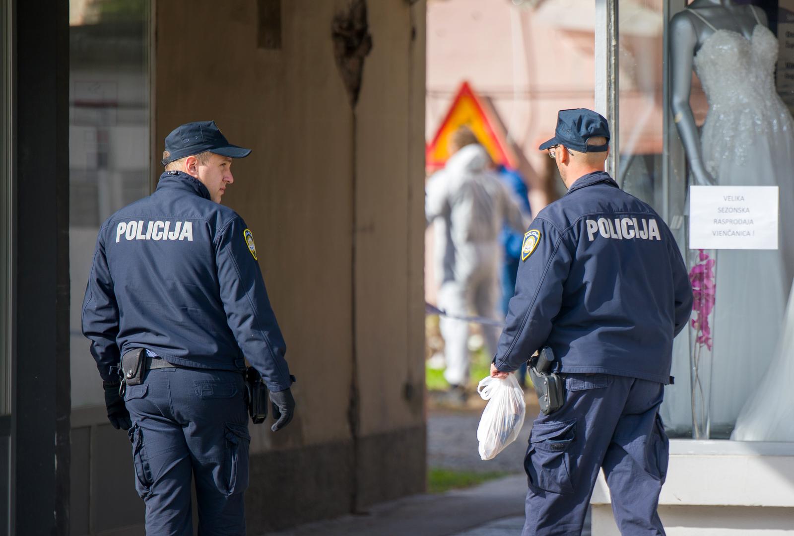 17.10.2023., Osijek - Policijski ocevid u Zupanijskoj ulici u sredistu grada gdje je pronadjeno tijelo muske osobe. Photo: Borna jaksic/PIXSELL