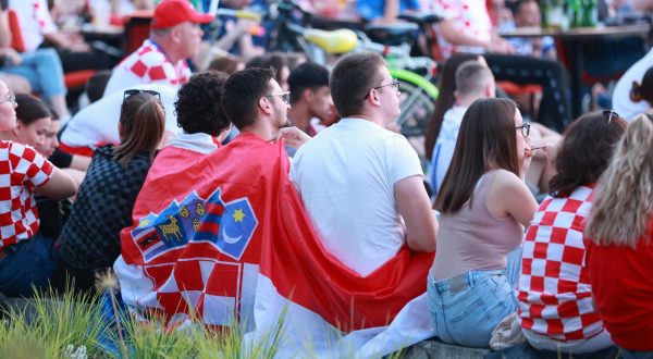 18.06.2022., Osijek - Na trgu Svetog Trojstva u osjeckoj Tvrdji organizirano je gledanje finalne utakmice lige nacija izmedju Hrvatske i Spanjolske. Photo: Davor Javorovic/PIXSELL