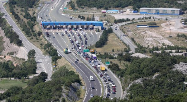 18.08.2023., Rijeka - Kolona vozila na autocesti A6 Rijeka-Zagreb na naplatnim kucicamana Kikovici u smjeru Rijeke. Photo: Goran Kovacic/PIXSELL
