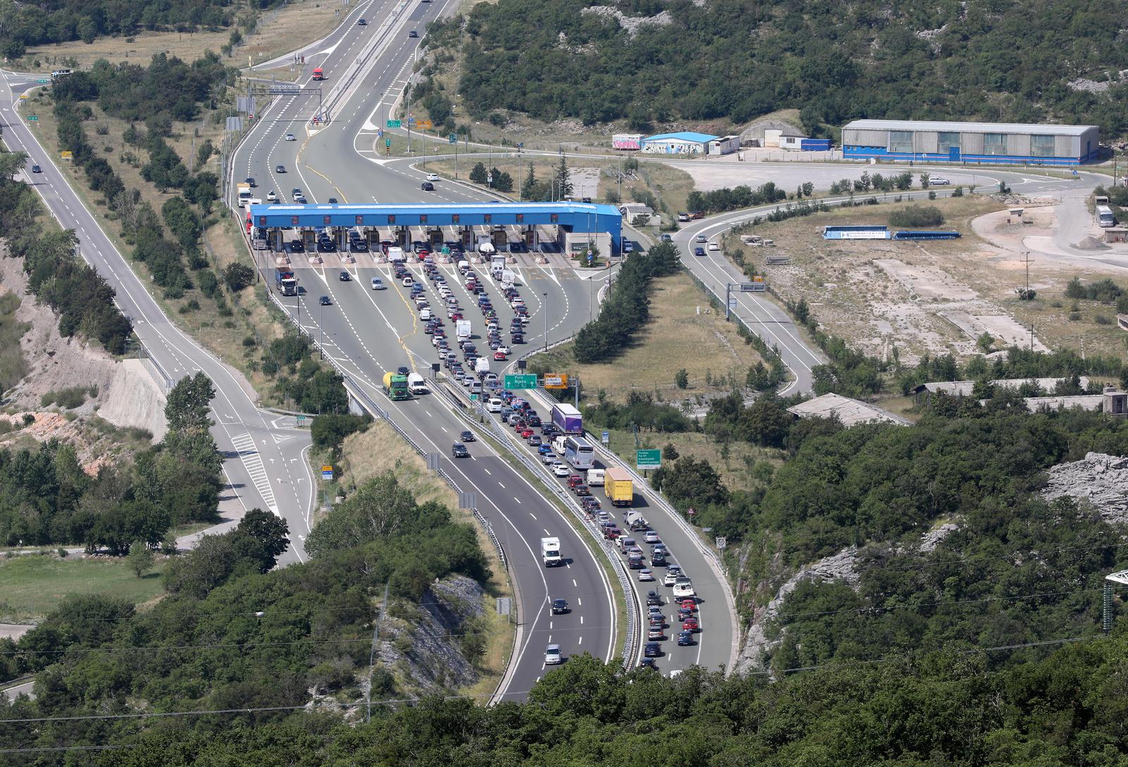 18.08.2023., Rijeka - Kolona vozila na autocesti A6 Rijeka-Zagreb na naplatnim kucicamana Kikovici u smjeru Rijeke. Photo: Goran Kovacic/PIXSELL