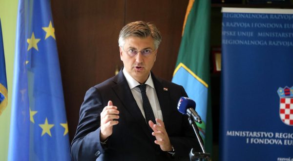 18.10.2023., Delnice, Lovacki dom - Predsjednik Vlade RH Andrej Plenkovic, ministri Oleg Butkovic i Sime Erlic, gradonacelnica Katarina Mihelcic, zupan Zlatko Komadina, te ostali gradonacelnici i nacelnici Goranskih opcina nazocili su svecanom urucivanju ugovora iz Programa gospodarske i drustvene revitalizacije Gorskog kotara. Photo: Goran Kovacic/PIXSELL