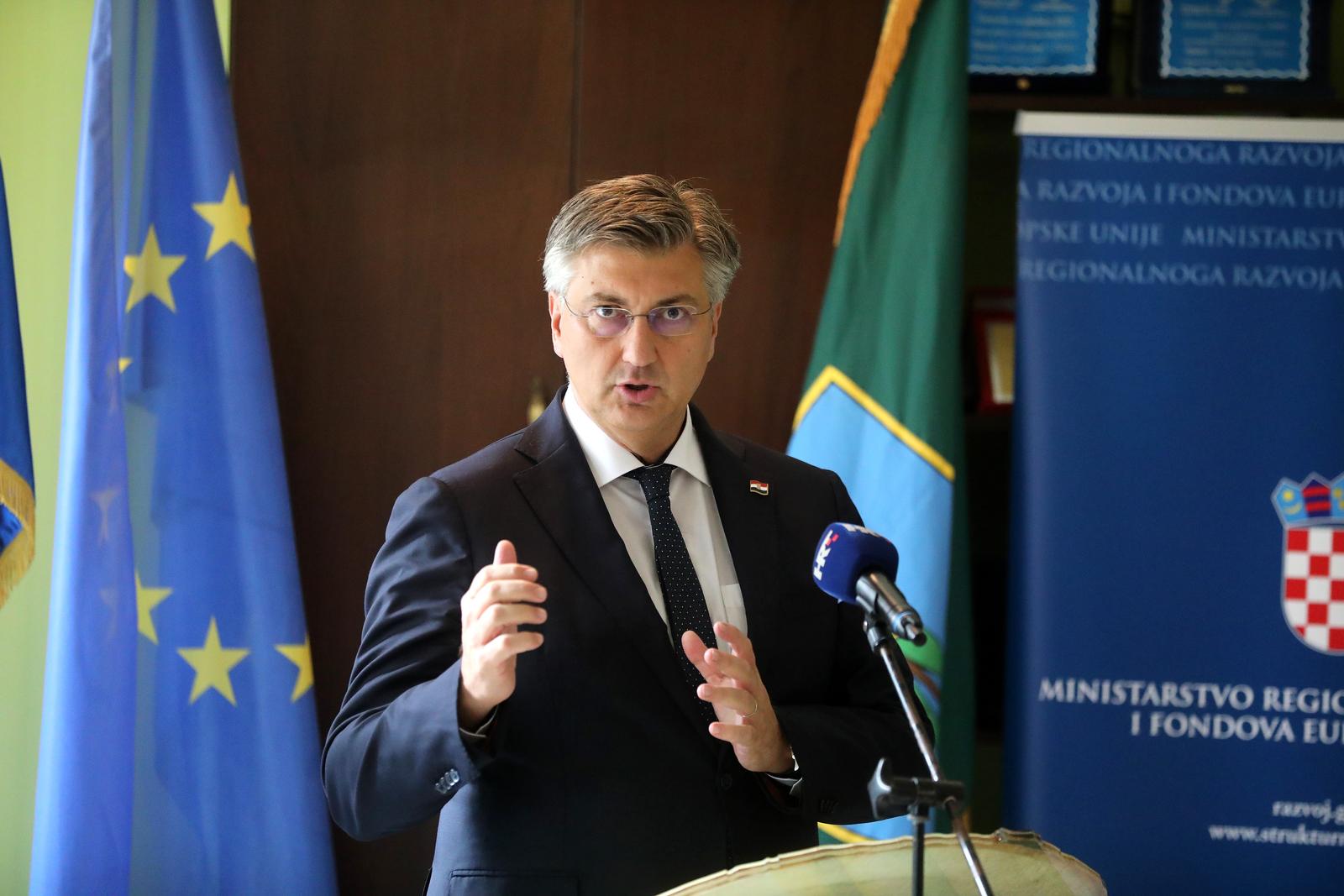 18.10.2023., Delnice, Lovacki dom - Predsjednik Vlade RH Andrej Plenkovic, ministri Oleg Butkovic i Sime Erlic, gradonacelnica Katarina Mihelcic, zupan Zlatko Komadina, te ostali gradonacelnici i nacelnici Goranskih opcina nazocili su svecanom urucivanju ugovora iz Programa gospodarske i drustvene revitalizacije Gorskog kotara. Photo: Goran Kovacic/PIXSELL