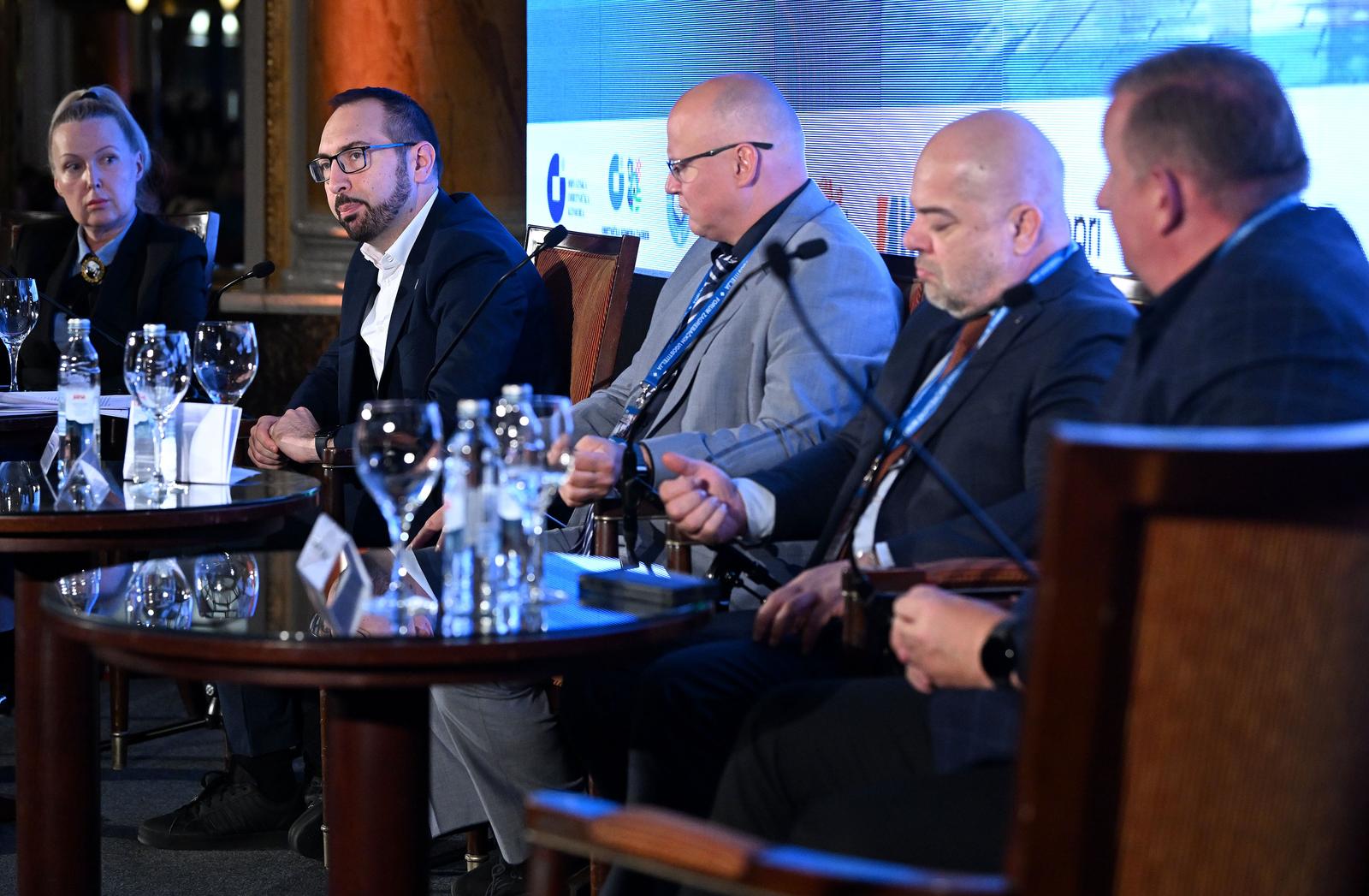 18.10.2023., Zagreb - Konferencija za novinare u Smaragdnoj dvorani hotela Esplanade u sklopu 15. Foruma zagrebackih ugostitelja. Majda Mikulandra, Tomislav Tomasevic, Franz Letica, Robert Pende, Antun Trojnar Photo: Marko Lukunic/PIXSELL