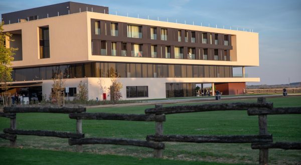 18.10.2022.,  Osijek - Predstavljanje novih projekata Zito grupe odrzalo se u Prstenovoj ulici. Nakon obilaska bolnice izjave su  dali Marko Pipunic, predsjednik Uprave, ministrica turizma i sporta Nikolina Brnjac, ministar zdravstva Vili Beros, zupan Osjecko-baranjske zupanije Ivan Anusi te gradonacelnik Osijeka Ivan Radic  Photo: Borna jaksic/PIXSELL