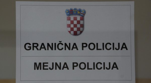 18.12.2013., Buzet - Na slovenskoj strani granicnog prijelaza Pozane - Socerga odrzao se tradicionalni susret predstavnika hrvatske, slovenske i talijanske policije. Susretu su nazocili nacelnik Policijske uprave istarske Dragutin Cestar, nacelnica Policijske uprave primorsko-goranske Senka Subat, nacelnik Policijske uprave Koper Danimir Rebec i questore di Trieste Giuseppe Padulano. Osim susreta koji se odrzava u duhu dobre pogranicne suradnje, na granicnom prijelazu Pozane-Socerga od danas se uvodi i zajednicka granicna kontrola, odnosno uspostavlja se tzv. one stop control."nPhoto: Dusko Marusic/PIXSELL