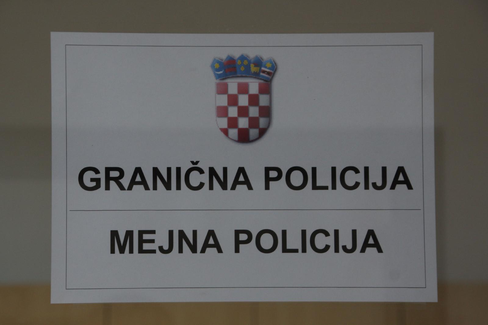 18.12.2013., Buzet - Na slovenskoj strani granicnog prijelaza Pozane - Socerga odrzao se tradicionalni susret predstavnika hrvatske, slovenske i talijanske policije. Susretu su nazocili nacelnik Policijske uprave istarske Dragutin Cestar, nacelnica Policijske uprave primorsko-goranske Senka Subat, nacelnik Policijske uprave Koper Danimir Rebec i questore di Trieste Giuseppe Padulano. Osim susreta koji se odrzava u duhu dobre pogranicne suradnje, na granicnom prijelazu Pozane-Socerga od danas se uvodi i zajednicka granicna kontrola, odnosno uspostavlja se tzv. one stop control."nPhoto: Dusko Marusic/PIXSELL