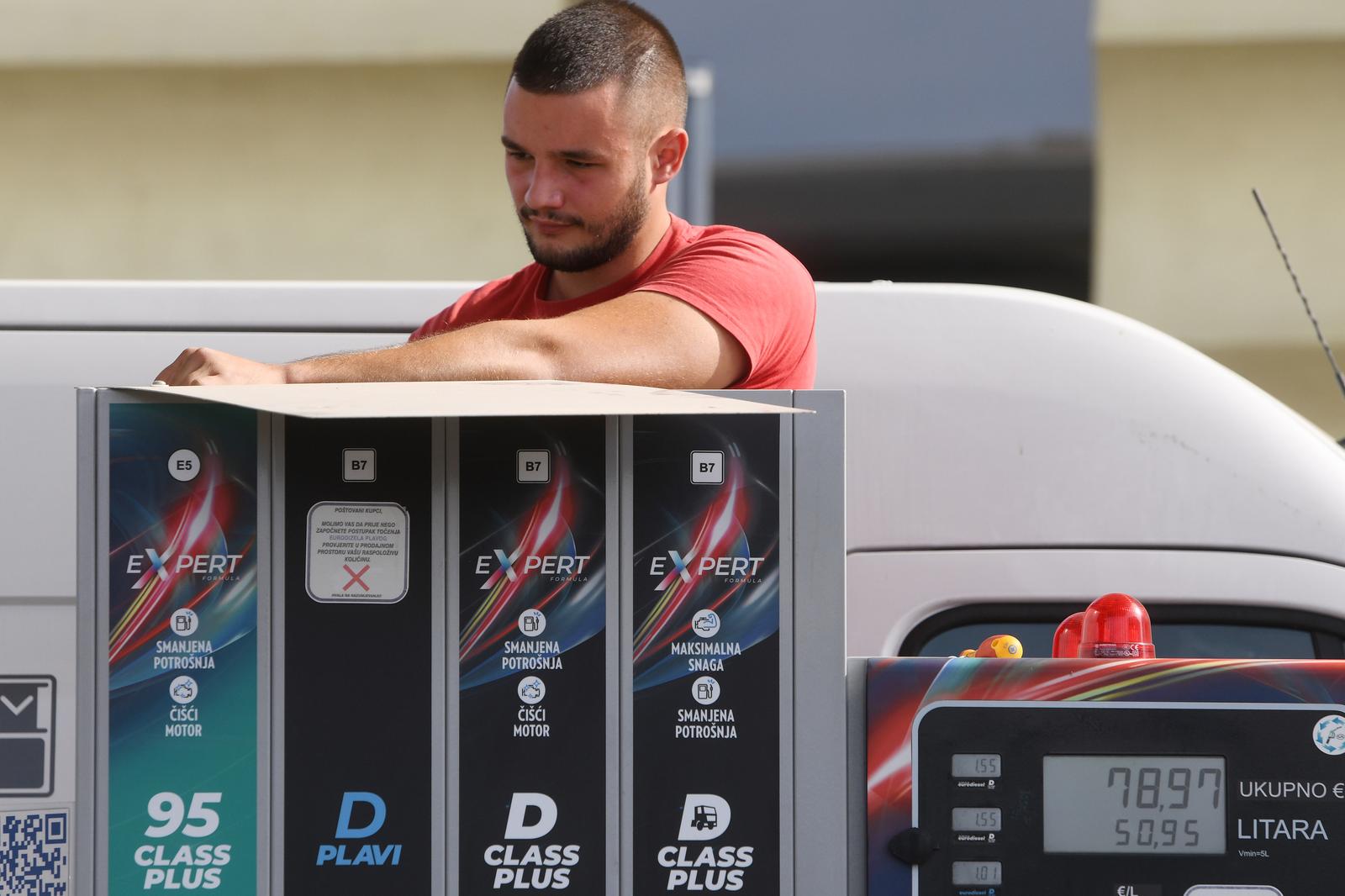 19.09.2023., Sibenik - Servis uredjaja na benzinskoj postaji INE. Photo: Hrvoje Jelavic/PIXSELL