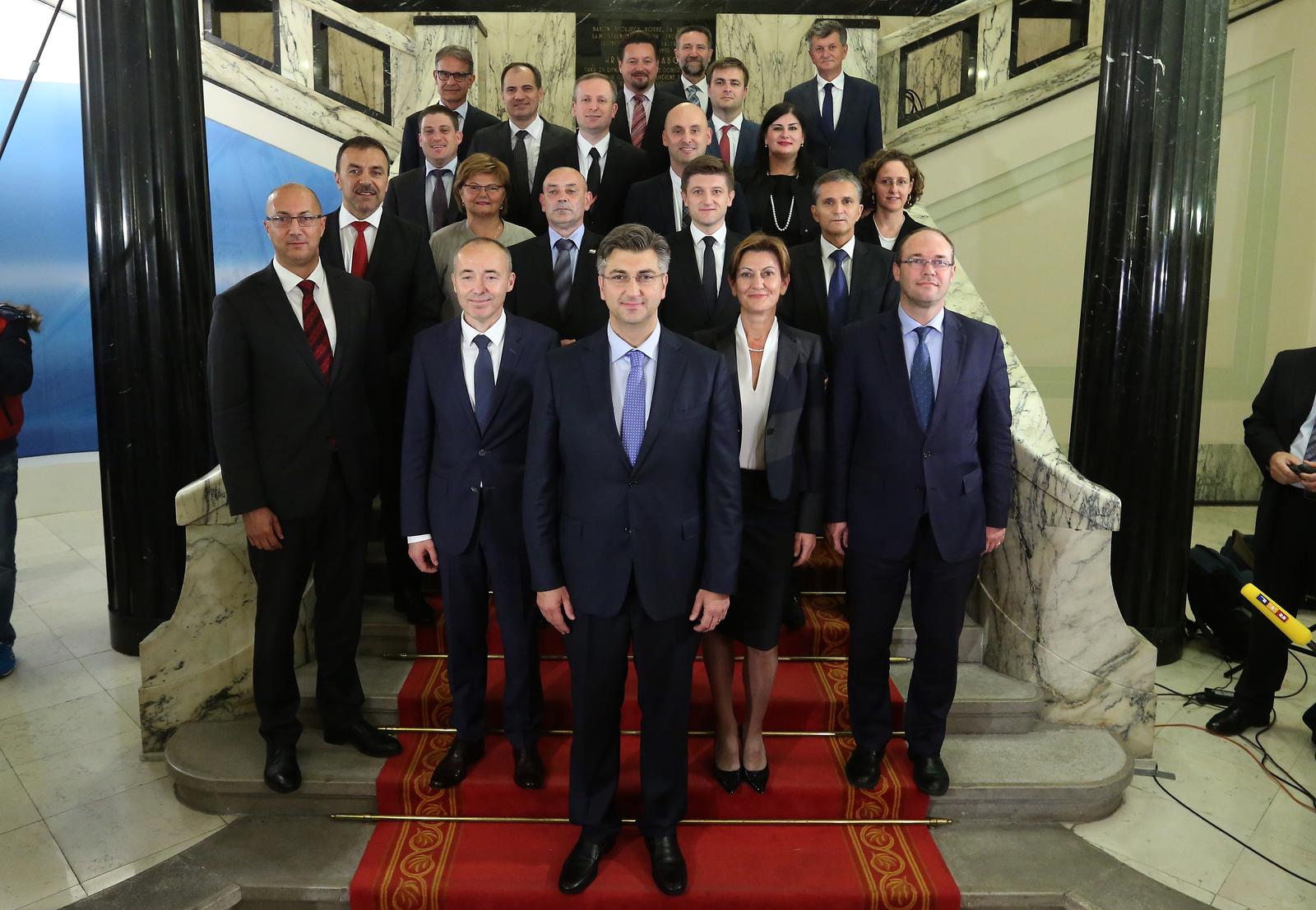 19.10.2016., Zagreb rNova Vlada RH pod vodstvom premijera Andreja  Plenkovica.  Martina Dalic, Davor Ivo Stier, Damir Krsticevic, Ivan Kovacic, Zdravko Maric, Vlaho Orepic, Ante Sprlje, Tomislav Tolusic, Gabrijela Zalac, Lovro Kuscevic, Slaven Dobrovic, Oleg Butkovic, Tomislav Coric, Nina Obuljen Korzinek, Gari Capelli, Pavo Barisic, Milan Kujundzic, Tomo Medved, Goran Maric, Nada Murganic.rPhoto: Robert Anic/PIXSELL