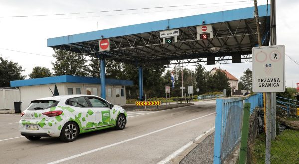 19.10.2023., Harmica, Bregana, granicni prijelazi- Slovenska vlada danas je odlucila uvesti kontrolu na granicama s Hrvatskom i Madjarskom, o cemu je ministar unutarnjih poslova Bostjan Poklukar vec obavijestio hrvatske i madjarske kolege. Nadzor se uvodi na pocetni rok od tjedan dana, s mogucnoscu produljenja. Policijske patrole su vec na cestama Photo: Emica Elvedji/PIXSELL