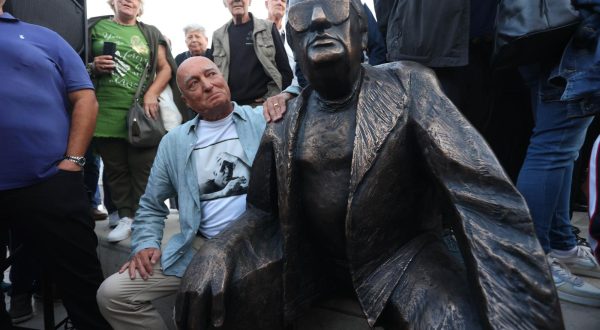 19.10.2023.,Split - Otkrivanje spomenika novinaru i kroničaru Splita i Dalmacije Miljenku Smoji. Spomenik Smoji autorsko je djelo Aleksandra i Ante Guberine, a njegovo otkrivanje jedan je od sredisnjih događaja "Smojinih 100" Photo: Ivana Ivanovic/PIXSELL