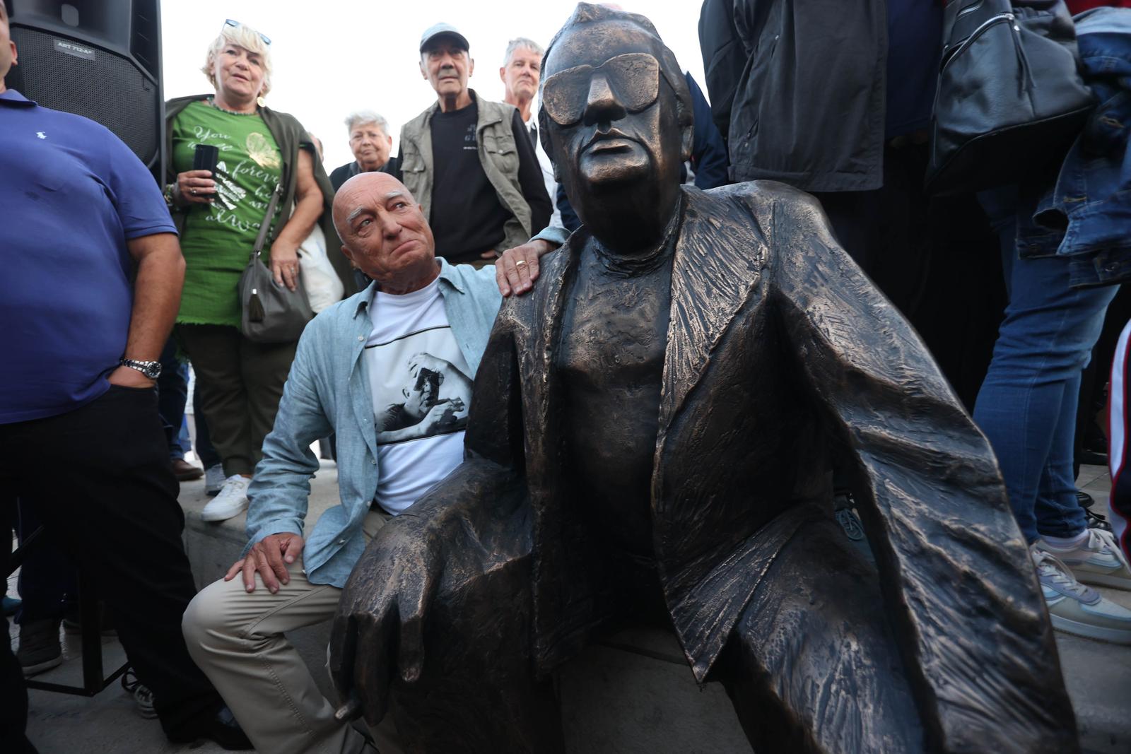 19.10.2023.,Split - Otkrivanje spomenika novinaru i kroničaru Splita i Dalmacije Miljenku Smoji. Spomenik Smoji autorsko je djelo Aleksandra i Ante Guberine, a njegovo otkrivanje jedan je od sredisnjih događaja "Smojinih 100" Photo: Ivana Ivanovic/PIXSELL