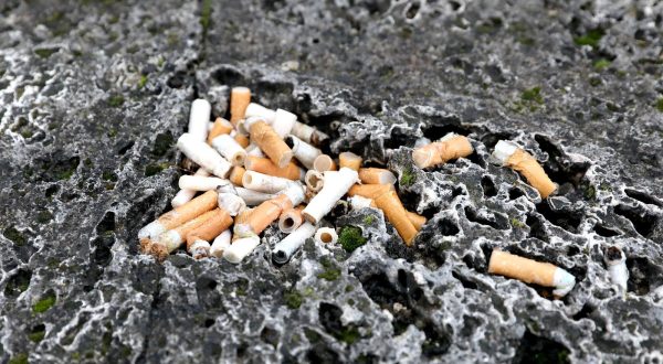20.01.2023., Zagreb - Na jednom od najljepsih vidikovaca u gradu, onom kod gornje stanice uspinjace, kamena ograda neodgovornim posjetiteljima sluzi kao pepeljara. Hrpe opusaka i ne bi bile tako cudne da na samo par metara udaljenosti ne stoji pepeljara. Photo: Patrik Macek/PIXSELL