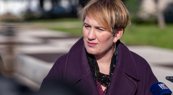 20.01.2023., Pakostane - Ivana Markovic, Clanica predsjednistva SDP-a i gradonacelnica Supetra te Predsjednik SDP-a Zadarske zupanije Jure Zupcic odrzali su konferenciju za medije na plazi Kolovare o Zakonu o pomorskom dobru. 
 Photo: Dino Stanin/PIXSELL