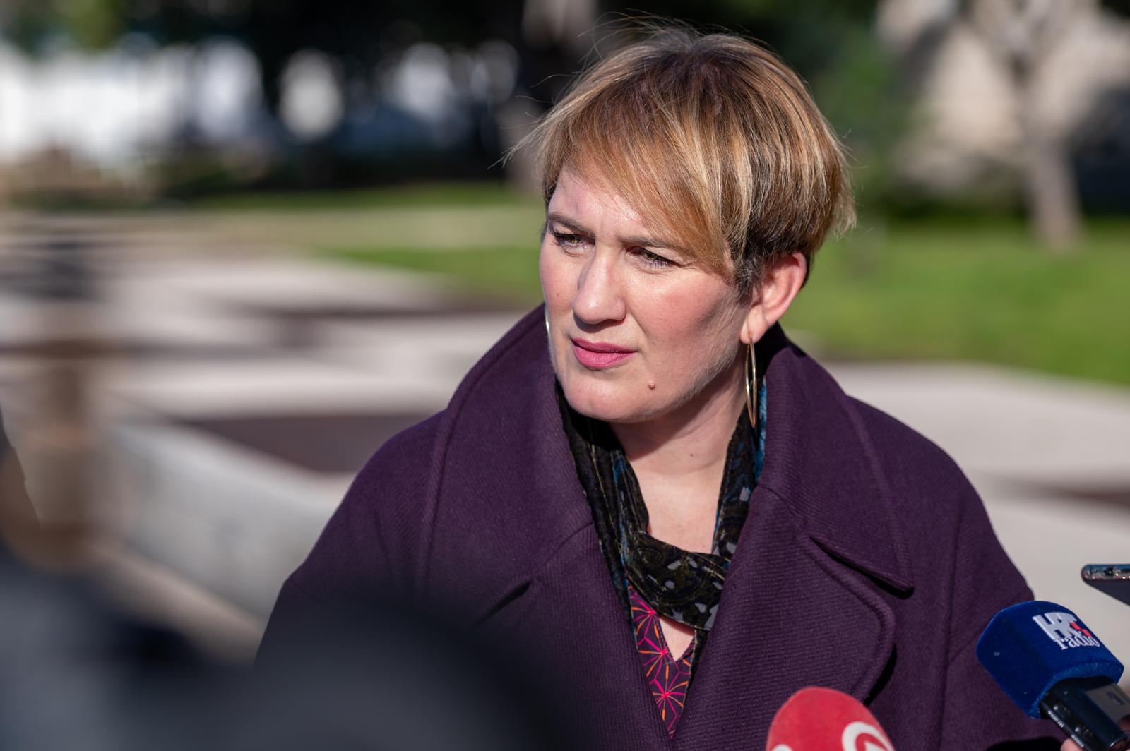 20.01.2023., Pakostane - Ivana Markovic, Clanica predsjednistva SDP-a i gradonacelnica Supetra te Predsjednik SDP-a Zadarske zupanije Jure Zupcic odrzali su konferenciju za medije na plazi Kolovare o Zakonu o pomorskom dobru. 
 Photo: Dino Stanin/PIXSELL