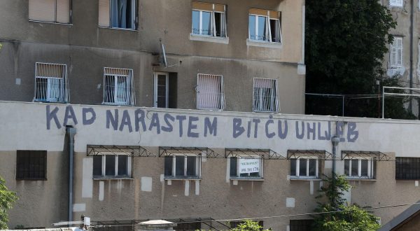 20.07.2020., Rijeka - Na stambenoj zgradi na Setalistu 13 divizije stoji grafit "Kad narastem bit cu uhljeb". Ilustracijar"nPhoto: Goran Kovacic/PIXSELL