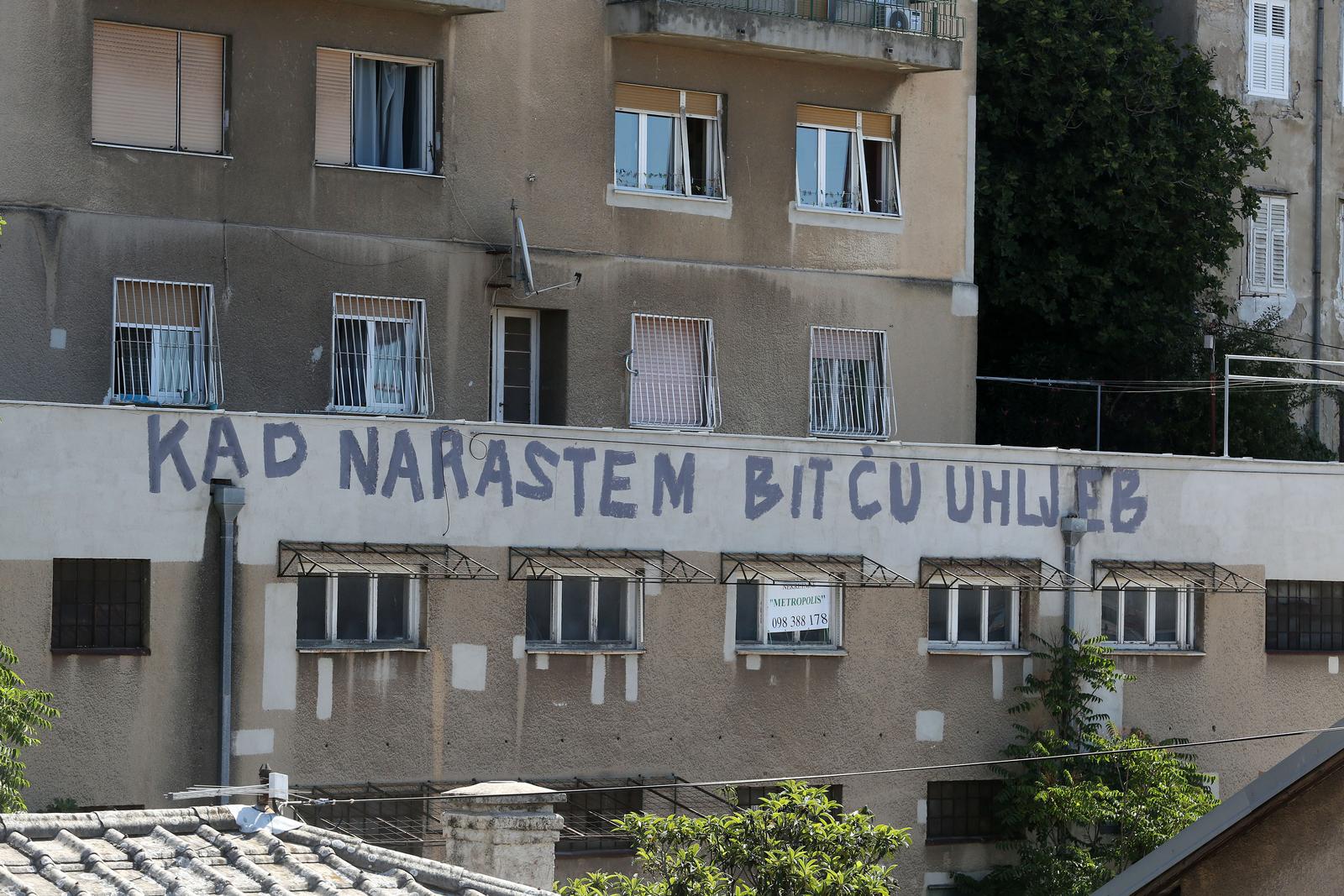 20.07.2020., Rijeka - Na stambenoj zgradi na Setalistu 13 divizije stoji grafit "Kad narastem bit cu uhljeb". Ilustracijar"nPhoto: Goran Kovacic/PIXSELL
