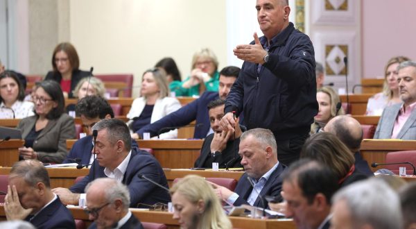 20.10.2023., Zagreb - Zastupnici drugi put ovaj tjedan glasuju o raspravljenim tockama dnevnog reda, medju kojima je izmjenjeni prijedlog Zakona o izbornim jedinicama koji je proteklih dana bio predmet sukoba vladajuce koalicije i predsjednika Milanovica. Glasovanje se opet pretvorilo u rat "povredama poslovnika" i opomenama.  Photo: Patrik Macek/PIXSELL