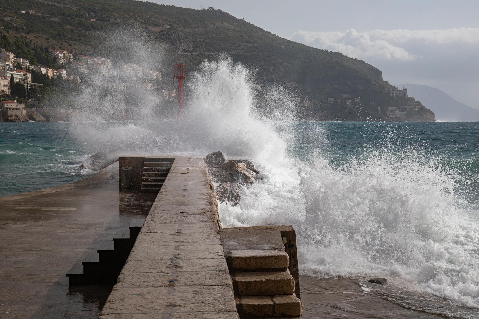 20.10.2023., Stara gradska jezgra, Dubrovnik - Olujno jugo na dubrovackom podrucju, zbog cega je Drzavni hidrometeoroloski zavod izdao narancasto upozorenje.

 Photo: Grgo Jelavic/PIXSELL