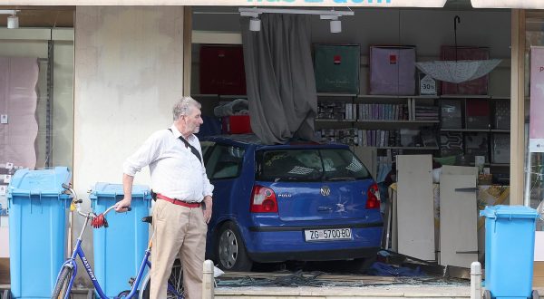 20.10.2023., Zagreb - VW Polo zagrebackih registarskih oznaka uletio u trgovinu Nas dom na zagrebackoj Ilici. Policijski ocevid je u tijeku. Photo: Goran Stanzl/PIXSELL
