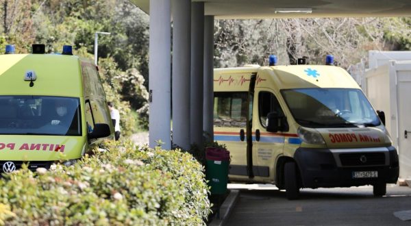 21.03.2021., Split - Dok mnogi uzivaju i druze se na otvorenom i zatvorenom, broj pacijenata svakim danom je u porastu a djelatnici hitnih sluzbi i covid odjela padaju od umora. Hitni prijem Klinike za infektologiju u Splitu.rrPhoto: Ivo Cagalj/PIXSELL