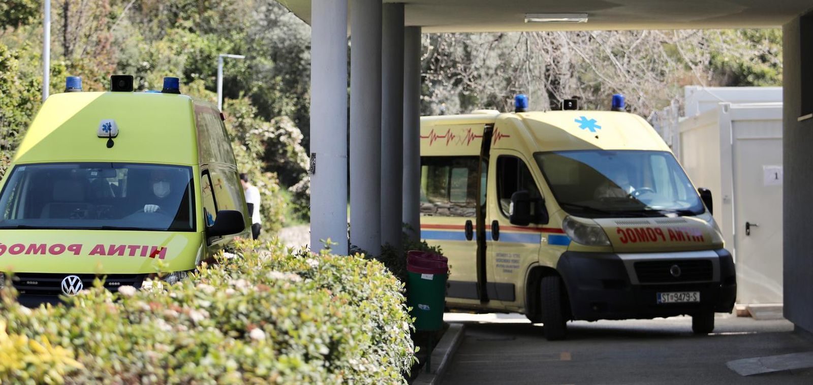 21.03.2021., Split - Dok mnogi uzivaju i druze se na otvorenom i zatvorenom, broj pacijenata svakim danom je u porastu a djelatnici hitnih sluzbi i covid odjela padaju od umora. Hitni prijem Klinike za infektologiju u Splitu.rrPhoto: Ivo Cagalj/PIXSELL