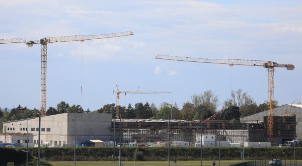 21.09.2023., Zagreb - U vojnoj bazi Hrvatskog ratnog zrakoplovstva Pleso, koja se nalazi do MZL Zagreb, grade se novi veliki hangri za prihvat  novih zrakoplova . Objekti se grade u produzetku sadasnjeg hangara za lovacku avijaciju. Photo: Marko Prpic/PIXSELL