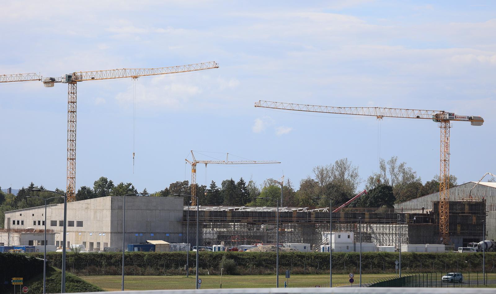 21.09.2023., Zagreb - U vojnoj bazi Hrvatskog ratnog zrakoplovstva Pleso, koja se nalazi do MZL Zagreb, grade se novi veliki hangri za prihvat  novih zrakoplova . Objekti se grade u produzetku sadasnjeg hangara za lovacku avijaciju. Photo: Marko Prpic/PIXSELL