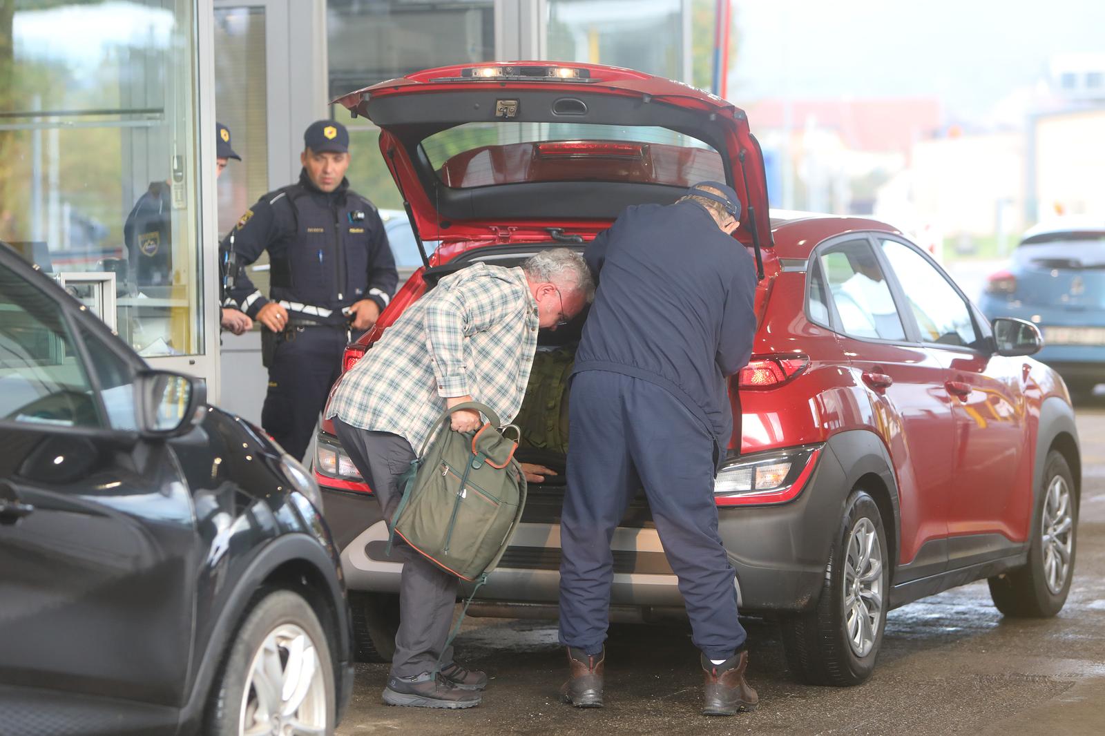 21.10.2023., Zakanje -  Slovenija je ponovno uvela kontrole na granici s Hrvatskom. Granicna policija na prijelazu Jurovski Brod - Metlika kontrolira putnike i za sada se ne stvaraju guzve na granici. Photo: Kristina Stedul Fabac/PIXSELL