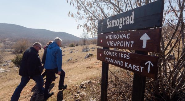 22.03.2022.,  Perusic - Povodom Svjetskog dana voda koji se svake godine obiljezava 22. ozujka, Ministarstvo gospodarstva i održivog razvoja i Hrvatske vode organizirali su obilazak i ciscenje izvora Grabovac u Perusicu, (naselje Kaniza) i spilje Samograd u sklopu pecinskog parka Grabovaca.
 Photo: Sime Zelic/PIXSELL