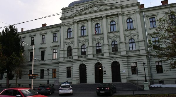22.09.2023., Osijek - Zfrada Zupanijskog suda u Osijeku gdje je u poslijedpodnevnim satima priveden policajac koji je usmrtio djevojku sluzbenim pistoljem, a za to ga Drzavno odvjetnistvo tereti za ubojstvo. Photo: Ivica Galovic/PIXSELL