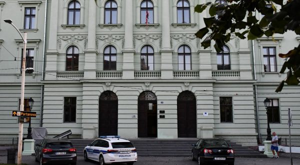 22.09.2023., Osijek - Zfrada Zupanijskog suda u Osijeku gdje je u poslijedpodnevnim satima priveden policajac koji je usmrtio djevojku sluzbenim pistoljem, a za to ga Drzavno odvjetnistvo tereti za ubojstvo. Photo: Ivica Galovic/PIXSELL