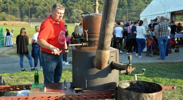 Podcrkavlje: Tradicionalna 11. Rakijada 23.09.2018.,  Podcrkavlje - U Podcrkavlju je odrzana tradicionalna 11. podcrkavacka Rakijada  i  natjecanje u brzom ispijanju rakije. Pobjednik natjecanja je Marko Kasapocic. Nagradjeno je i najnasmijanije lice Rakijade, a nagradu je osvojila Marinela Krizanovic.rPhoto: Ivica Galovic/PIXSELL