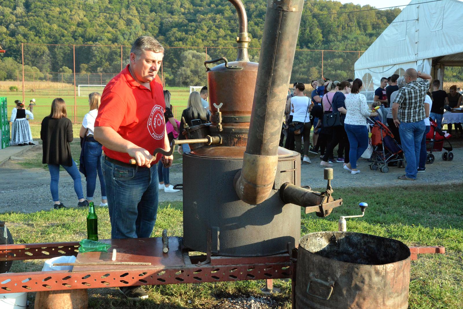 Podcrkavlje: Tradicionalna 11. Rakijada 23.09.2018.,  Podcrkavlje - U Podcrkavlju je odrzana tradicionalna 11. podcrkavacka Rakijada  i  natjecanje u brzom ispijanju rakije. Pobjednik natjecanja je Marko Kasapocic. Nagradjeno je i najnasmijanije lice Rakijade, a nagradu je osvojila Marinela Krizanovic.rPhoto: Ivica Galovic/PIXSELL
