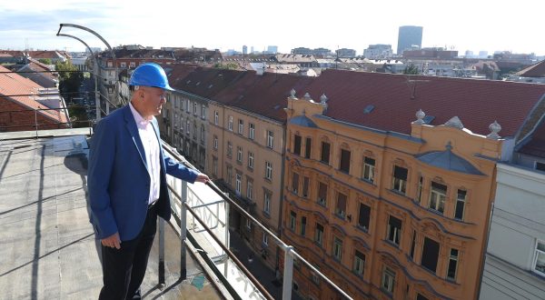 23.10.2023., Zagreb - Palmoticeva 27, visestambena zgrada. Potpredsjednik Vlade i ministar prostornoga uredjenja, graditeljstva i drzavne imovine Branko Bacic i zamjenik gradonacelnika grada Zagreba Luka Korlaet obisli su sa suradnicima gradilista obnove od potresa na podrucju Grada Zagreba. Photo: Sanjin Strukic/PIXSELL