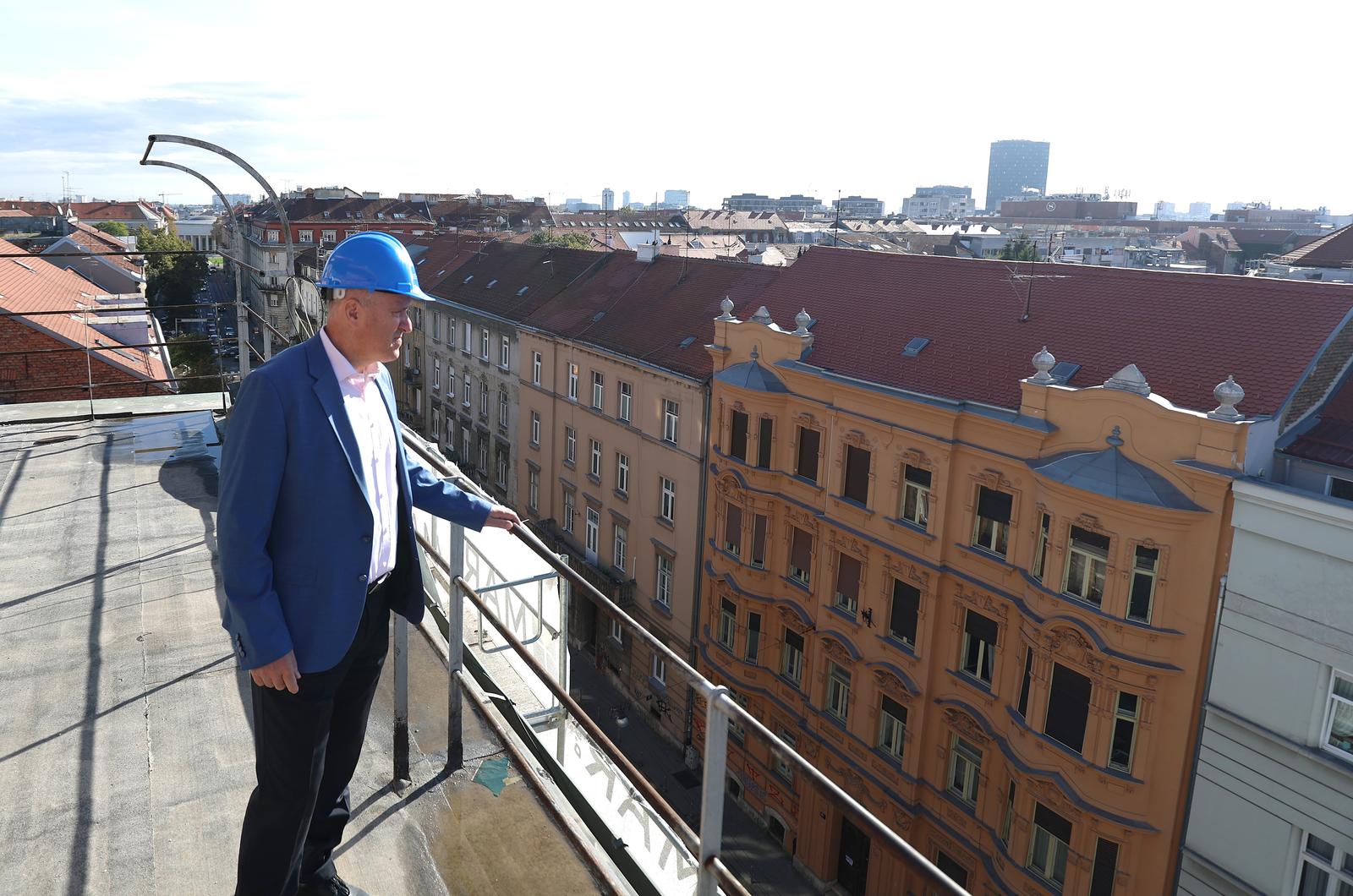 23.10.2023., Zagreb - Palmoticeva 27, visestambena zgrada. Potpredsjednik Vlade i ministar prostornoga uredjenja, graditeljstva i drzavne imovine Branko Bacic i zamjenik gradonacelnika grada Zagreba Luka Korlaet obisli su sa suradnicima gradilista obnove od potresa na podrucju Grada Zagreba. Photo: Sanjin Strukic/PIXSELL