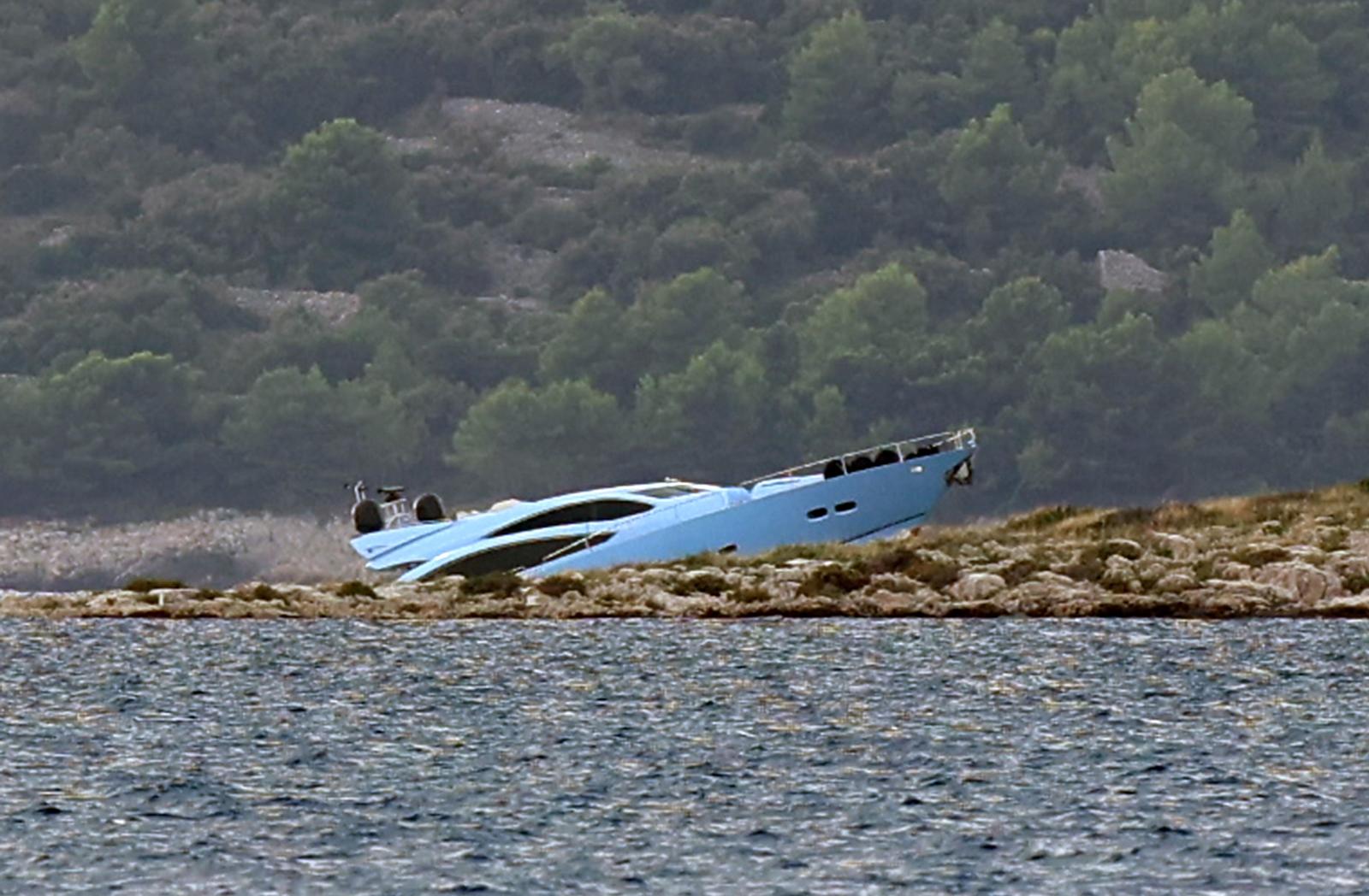 23.10.2023., Trogir-  neuobicajen prizor osvanuo je jutros na hridi Pijavica u trogirskom akvatoriju izmedju Ciova i Drvenika Velikog. Nasukana je jahta,  radilo se o manevru zapovjednika, i to zbog prodora mora u potpalublje. U havariji nije bilo ozlijedjenih, Lucka kapetanija istrazuje slucaj Photo: Ivana Ivanovic/PIXSELL